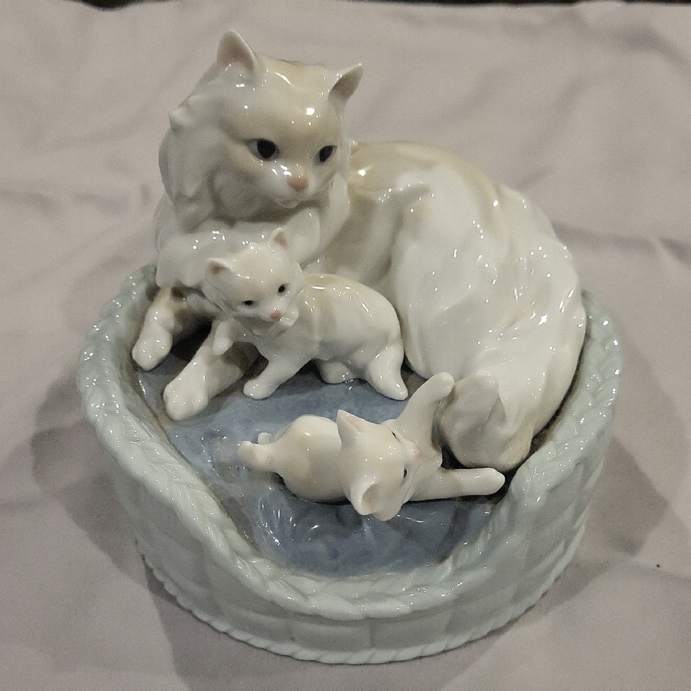 Llardo - Kitty Care. 4" Tall,5" Wide,5" Long.Porcelain Cat Figurine with Kittens
